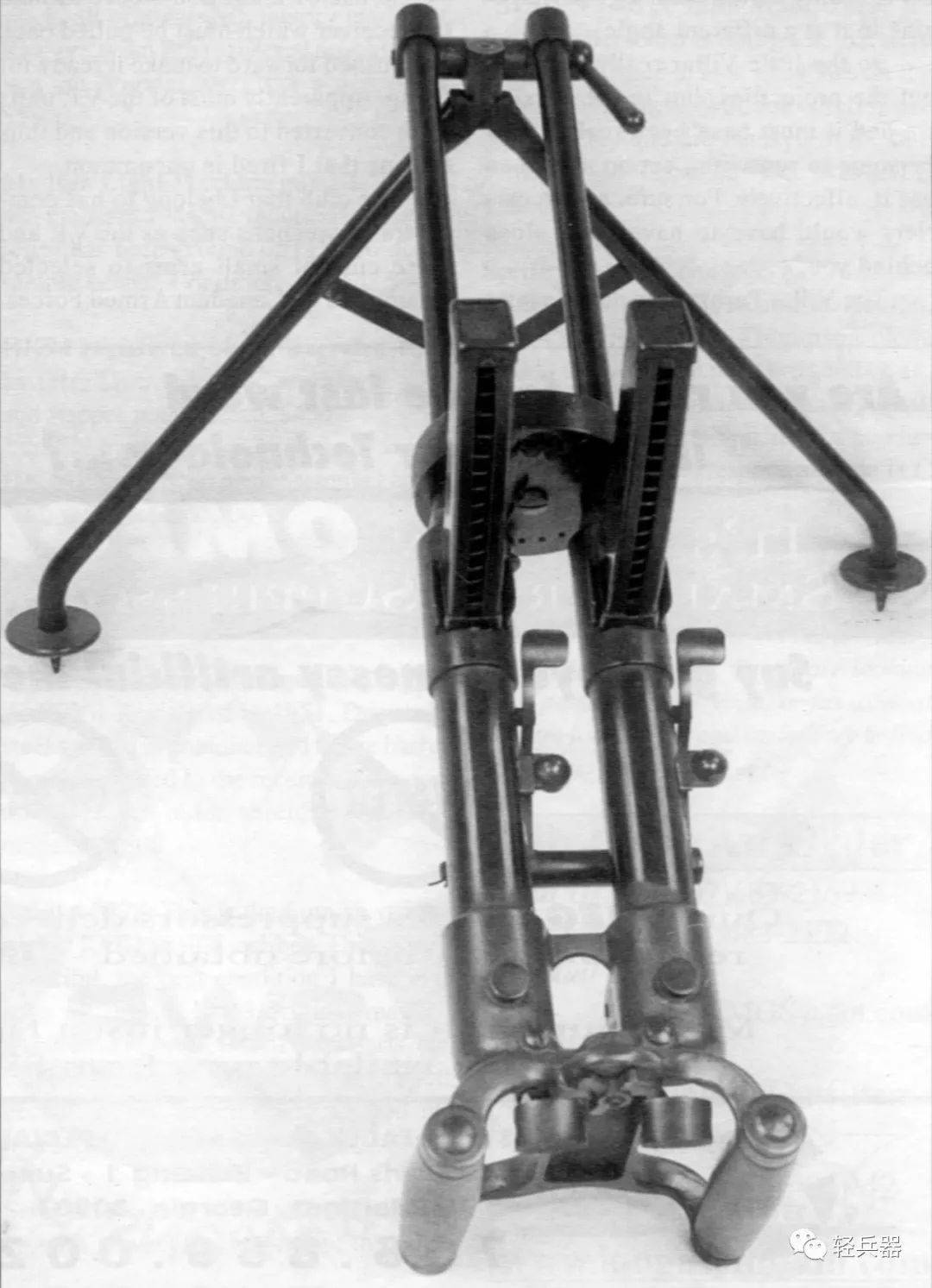 作为冲锋枪的鼻祖,它竟然是双管的,还得随身带一个弹药手:意大利维勒