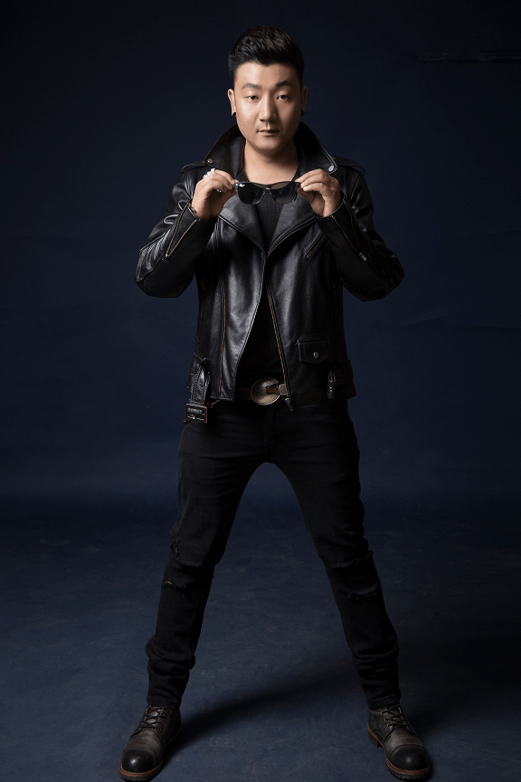 演唱:阿拉腾查扣阿拉善左旗乌兰牧骑声乐演员,毕业于内蒙古自治区苏力