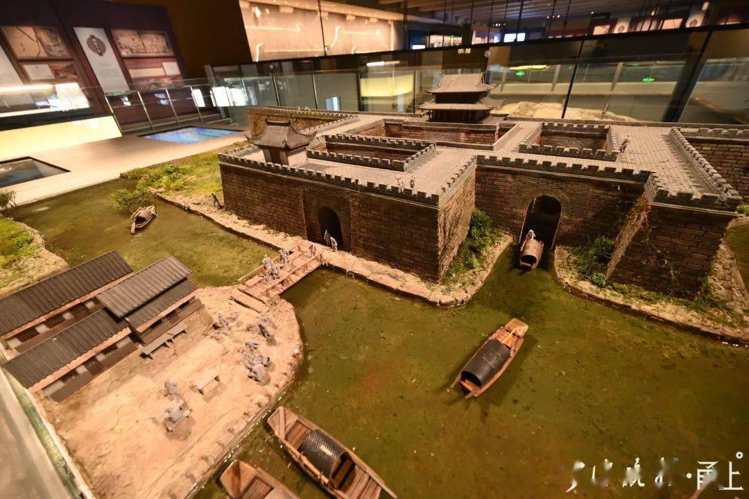 在本体上方构建面积约2165平方米的半封闭式展示馆,城墙遗址揭露展示