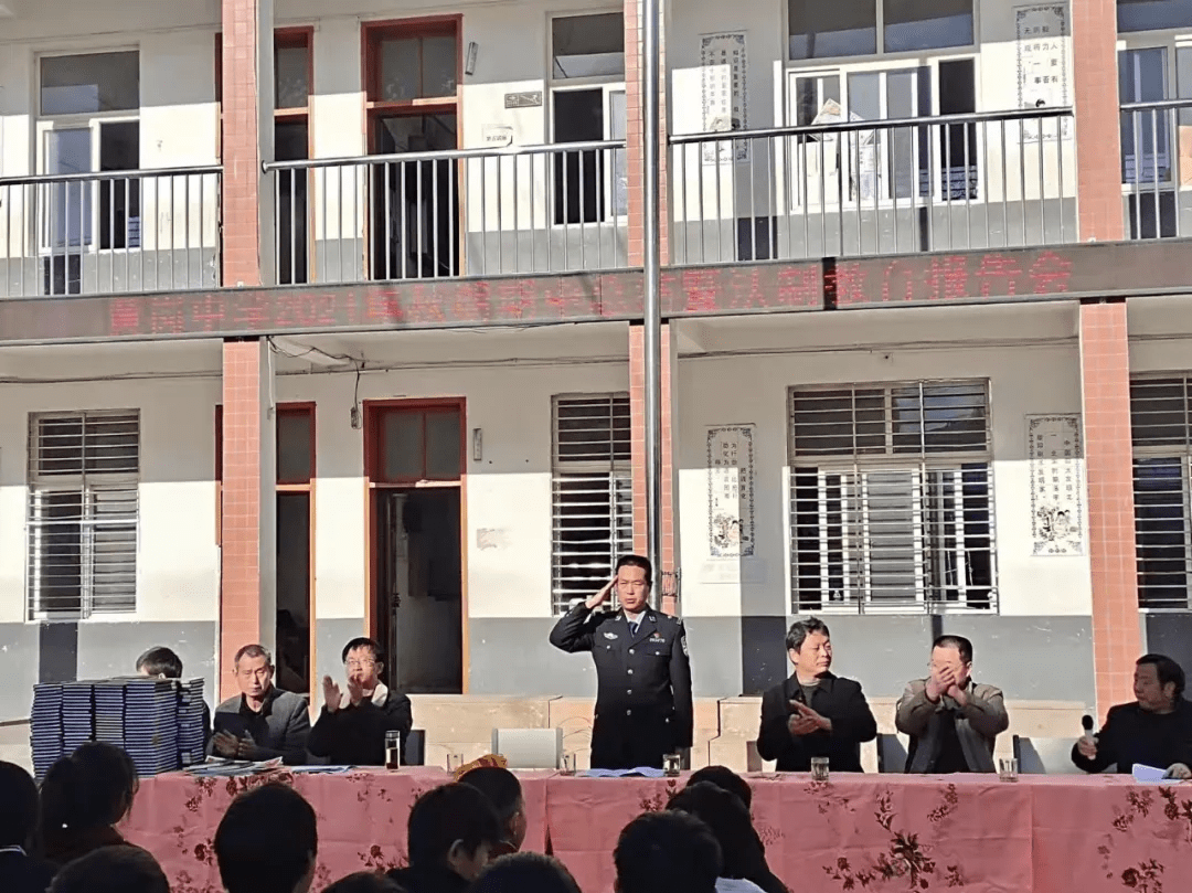 12月2日,桐柏公安黄岗派出所民警深入黄岗镇第一初级中学开展法治讲座