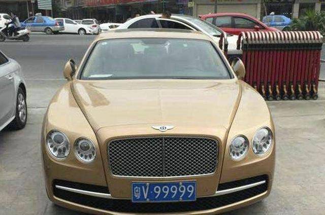 粤v99999估计大家看到这个车牌都会觉得奇怪,这也不是五连号车牌,只