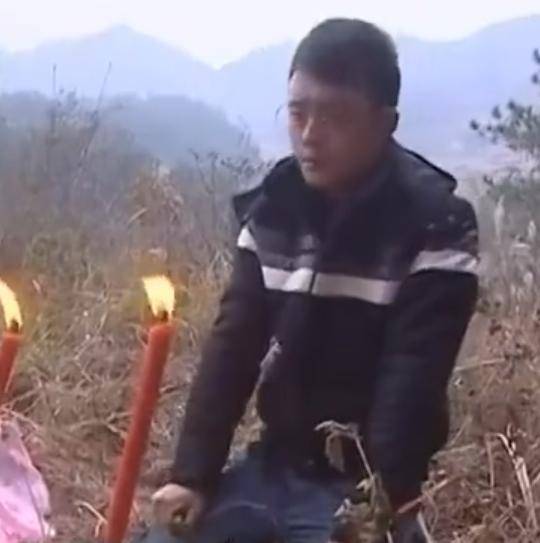 父亲去世多久可以去坟地 9c8e4e6442804bfdaa7c2ef33ce7e77b.jpeg