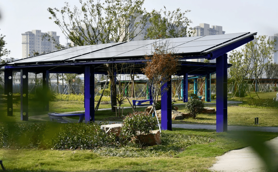 据介绍,长廊顶棚共有453片太阳能光伏板,分为25个组串,每组有18块