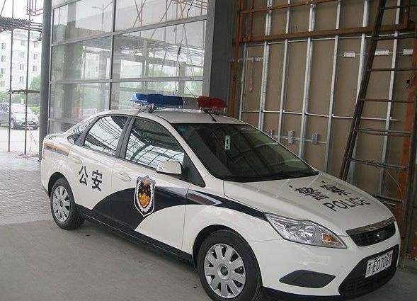 而是車頂有一個警報燈,人們一眼就能看出這個警車