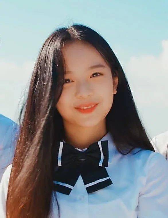 各种传闻 父母ins关注闵熙珍及ador账号的柳韩妃(童星出身)全网唯一