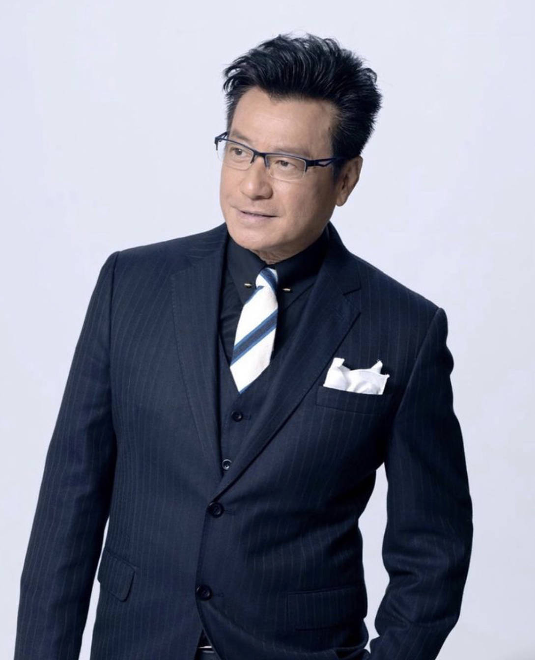 石修与亲友庆祝74岁生日,与同龄友人同框显年轻,全家