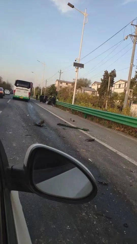 今天下午黄陂岱黄高速公路发生一起车祸