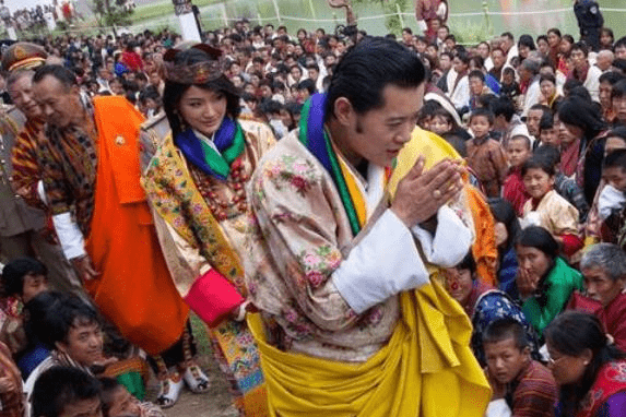 雪域美人终于笑了 29岁佩玛海外甜蜜度假 眉心一点红迷倒国王 吉格梅 王室 传统