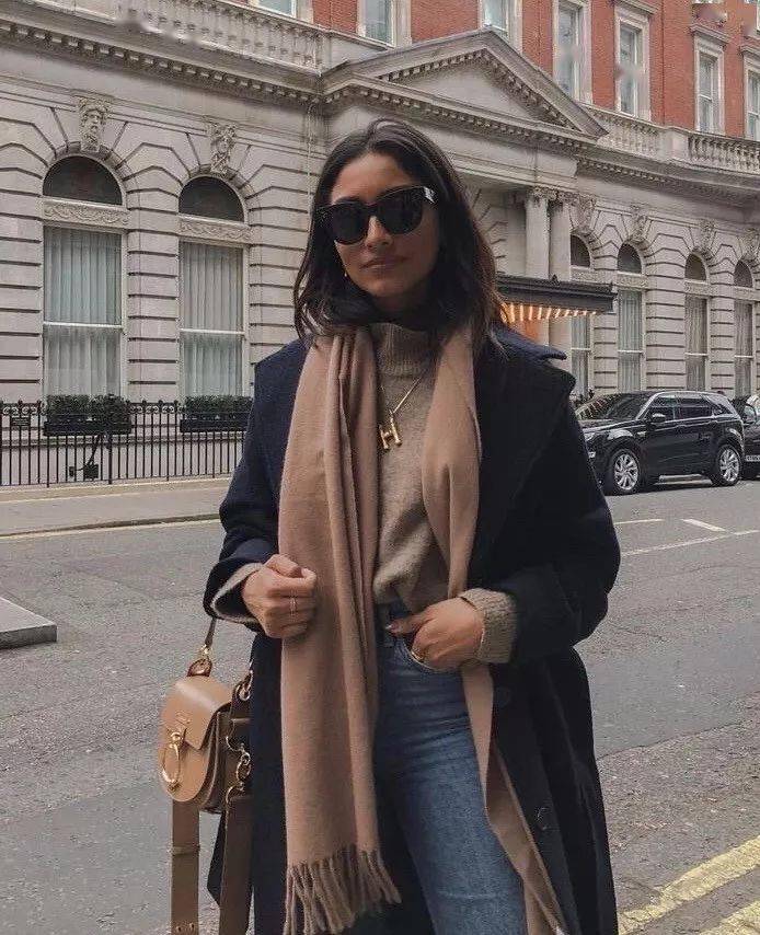 毛衣 果然，大圆脸就是要这样穿「烟管领」才好看！