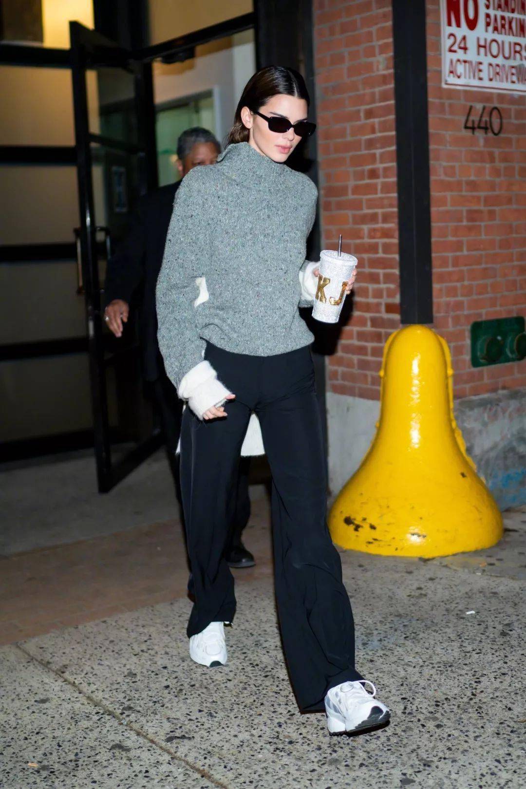 毛衣 果然,大圆脸就是要这样穿「烟管领」才好看!