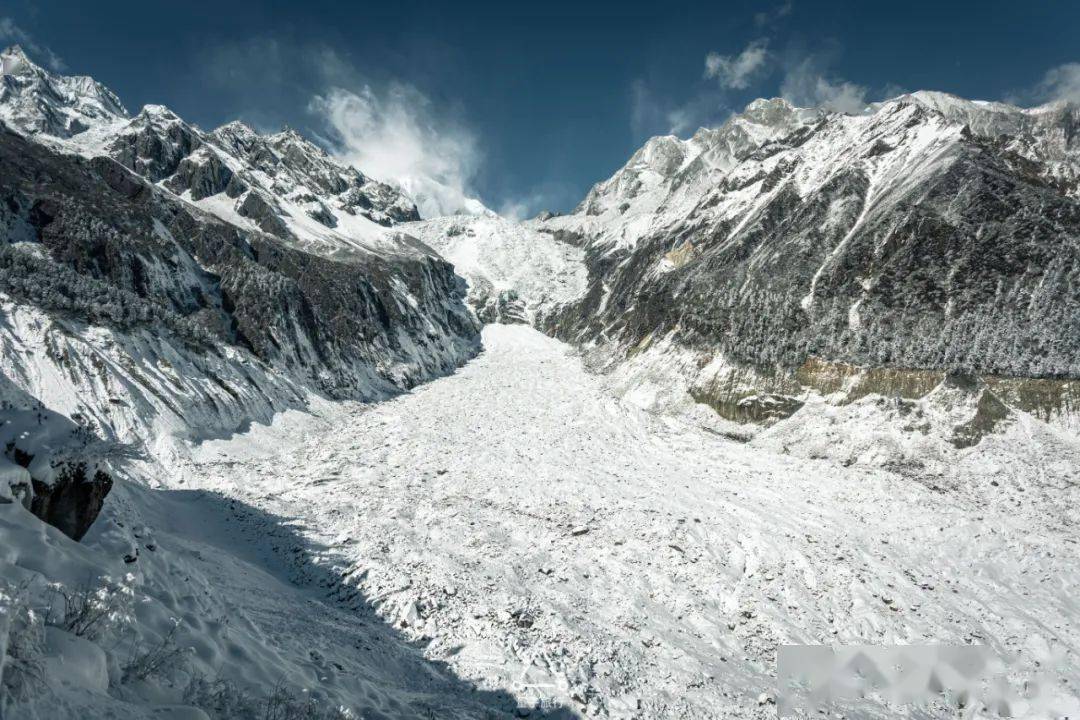冰川藏于深渊云海漂浮雪山做一场冬季白日梦吧