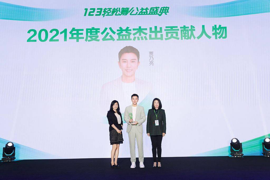 米色|贾乃亮获年度杰出贡献人物奖 着米色西装眉眼坚毅帅气有型