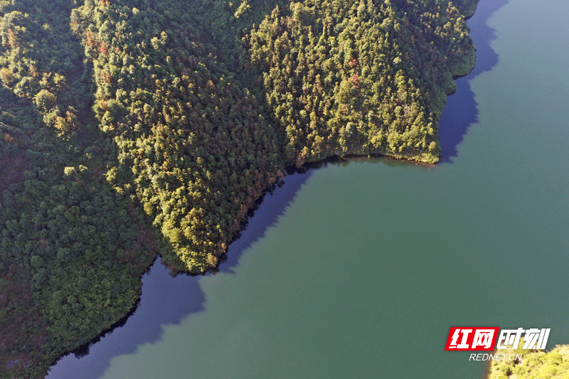 湖水|组图丨晴空万里游客至 碧湖青山入画来