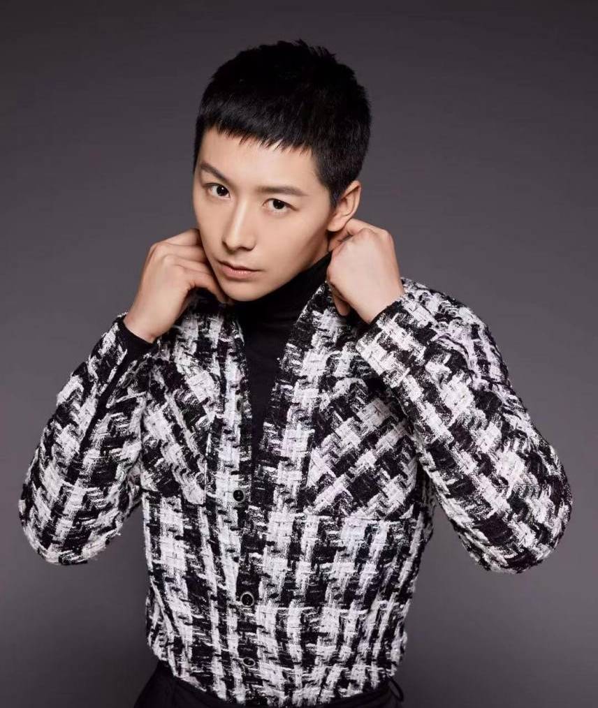 李家辉民国扮相演绎谍战风云 电视剧《前行者》正在热播