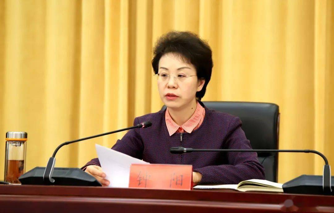 州委副书记,州长钟阳主持会议钟阳在主持会议时强调,各级各部门要对标