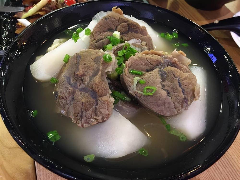 生抽 雞精 料酒【材料】牛肉(牛腱子) 白蘿蔔 蔥 姜 香菜清燉牛肉湯