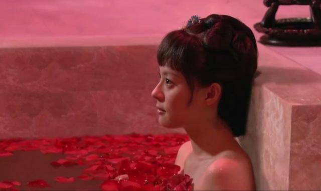甄嬛传汤泉沐浴甄嬛侍寝皇上一个动作让甄嬛对他死心塌地