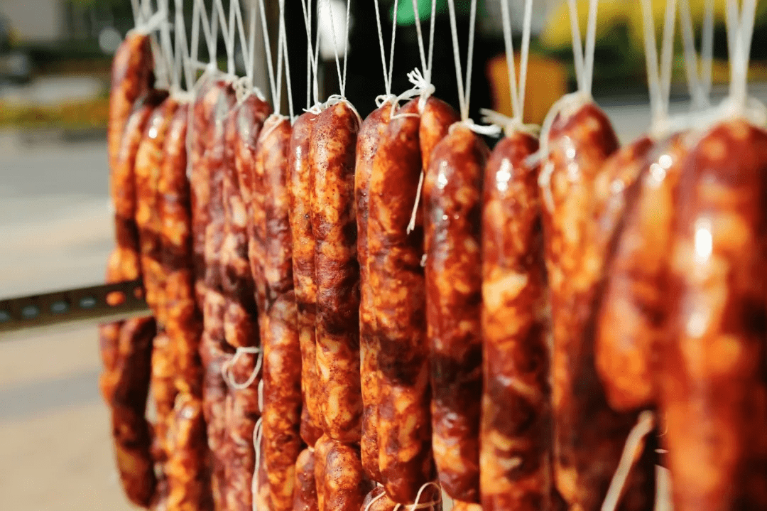 四川人的一年一度挂香肠大赛,开始了_腊肉_排骨_市场