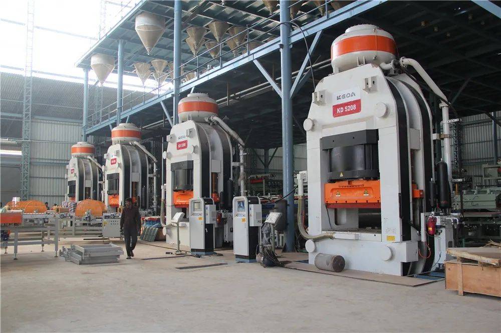 科达洁能出口到印度的陶瓷压机生产线.佛山日报记者马永钊摄