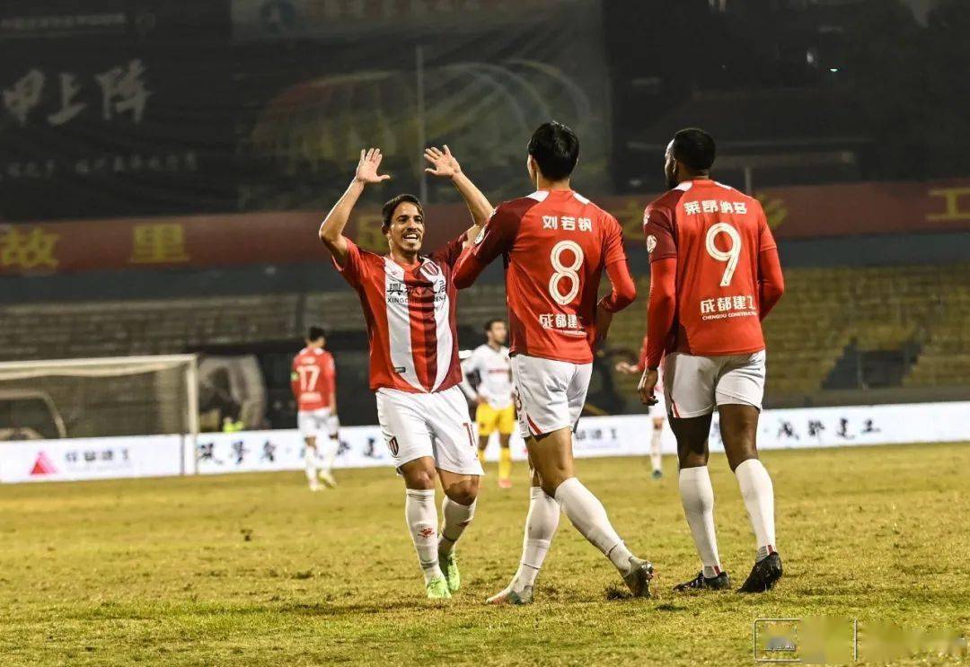 职业足球成都蓉城大胜贵州积分升至中甲第三