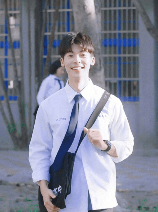 《想见你》男主角一夜爆火,看了他穿白衬衫,像小说里走出来的_许光汉