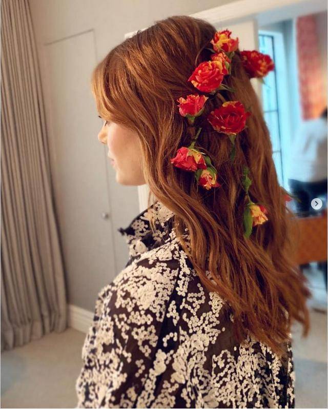 《爱乐之城》女主艾玛新电影首映礼上 头戴十几朵玫瑰花实力抢镜_发型