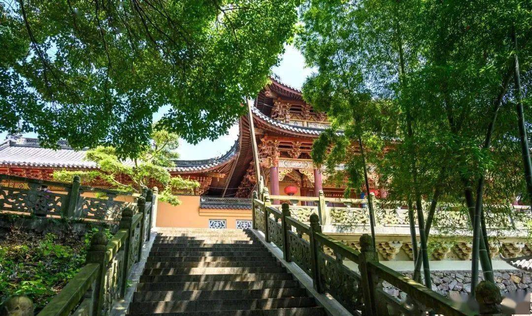 东山景区规模庞大,拥有东山十景,太傅祠,谢安墓,国庆寺,东山湖等景点