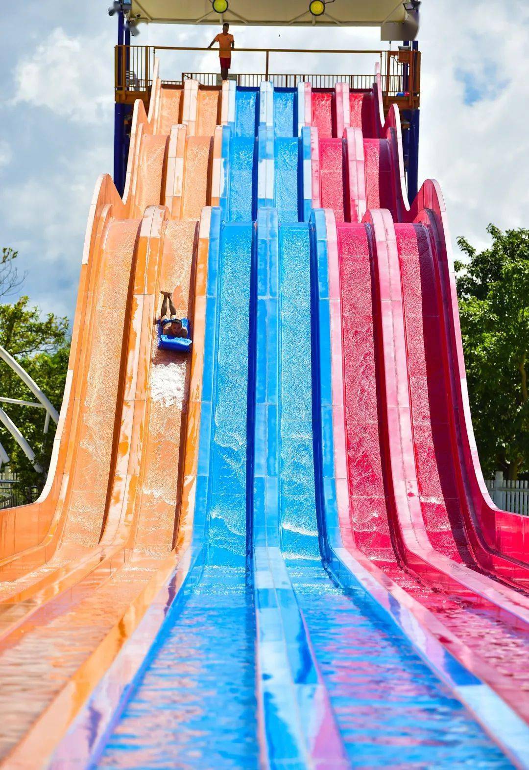 魔方洒下漫天飞舞的水花于亲子组合滑梯感受被层层浪花卷起的快感驱赶