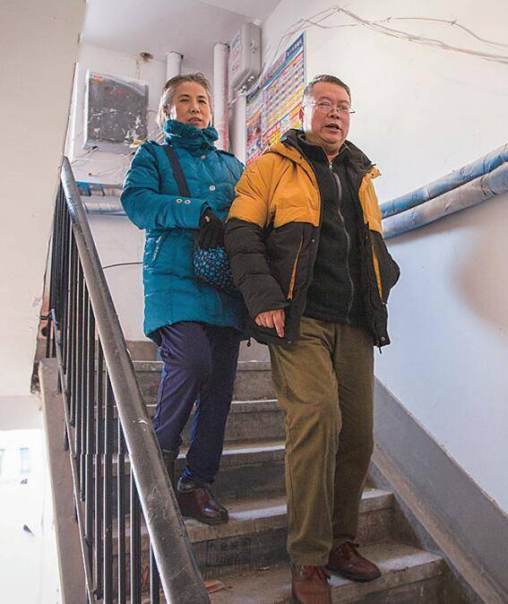 坚持照顾病妻三十年 李教授演绎为人师表_李巍_宋朝晖_妻子