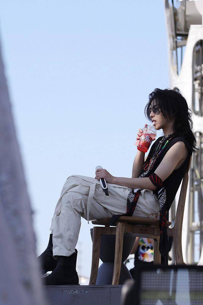 华晨宇海口开唱燃炸全场长发造型搭choker化身火星少年