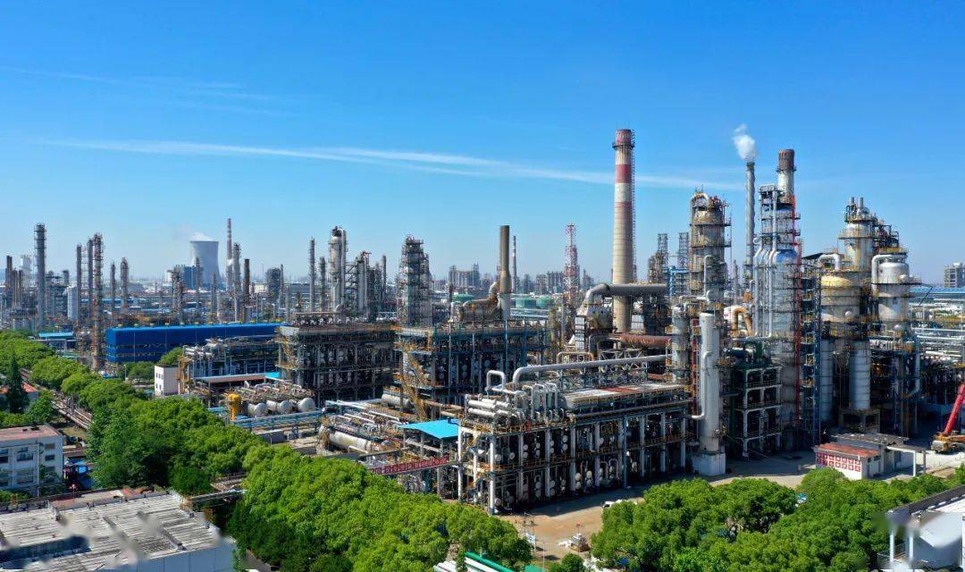 镇海炼化成立46年来平均每月纳税5亿元建成了我国最大的炼化一体化