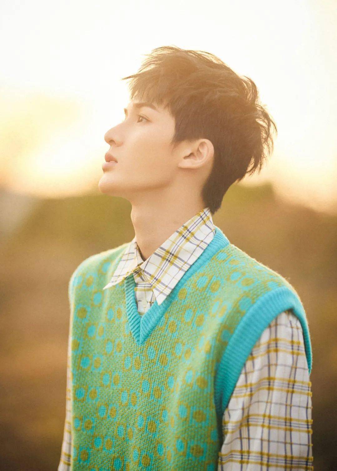 黑色 周雨彤白鹿的针织马甲也太上头了吧!赶紧学起来