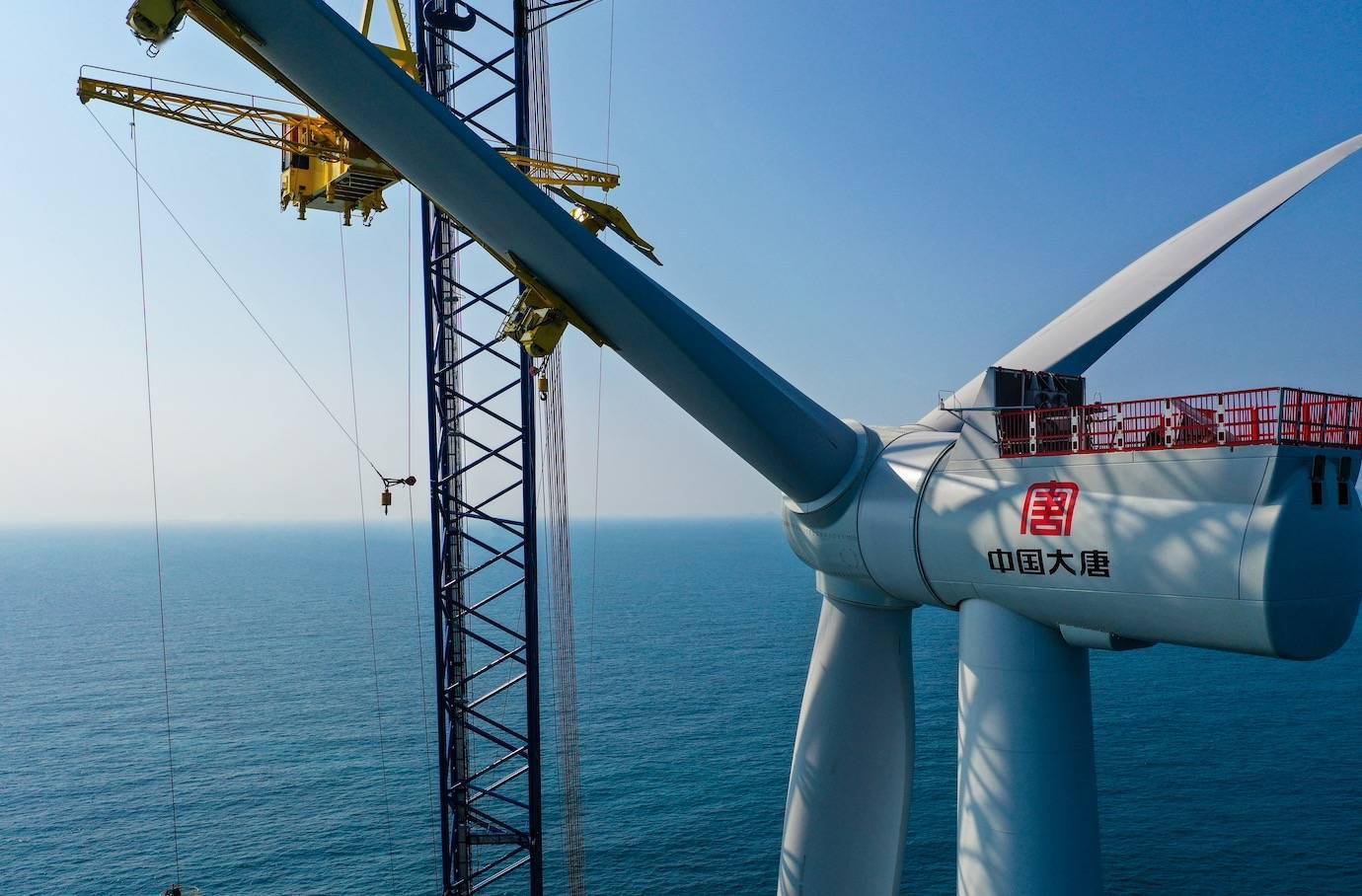 大唐南澳勒门i海上风电项目全部风机吊装完成
