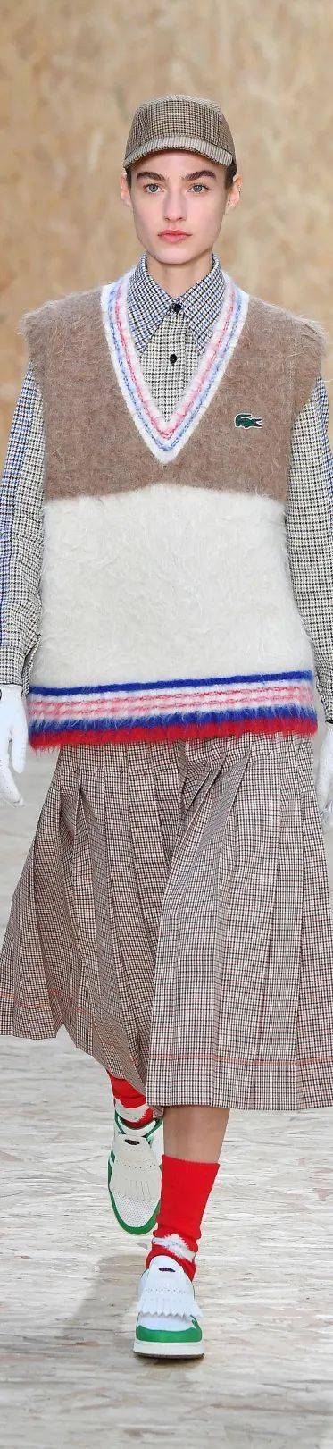 黑色 周雨彤白鹿的针织马甲也太上头了吧!赶紧学起来