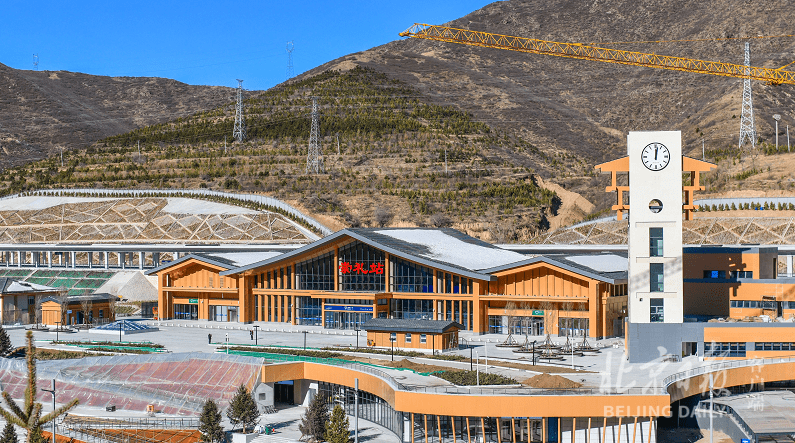 列车|崇礼第二座高铁站即将迎客，“雪山木屋”里晒太阳