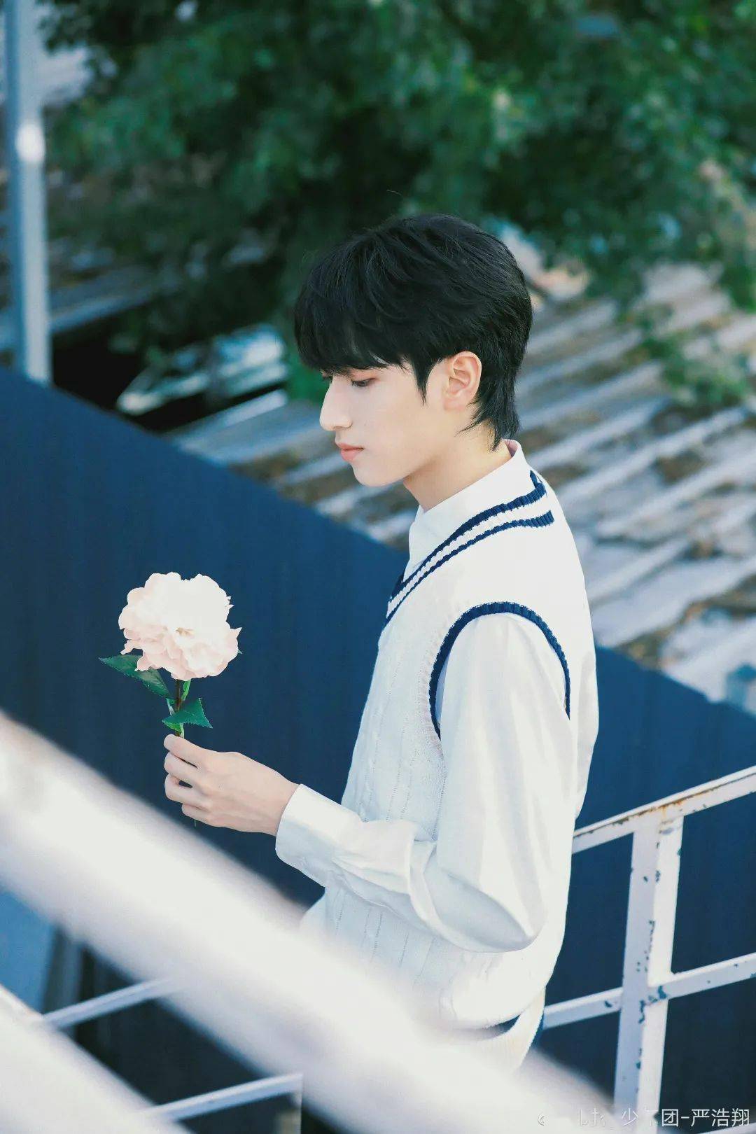 黑色 周雨彤白鹿的针织马甲也太上头了吧!赶紧学起来