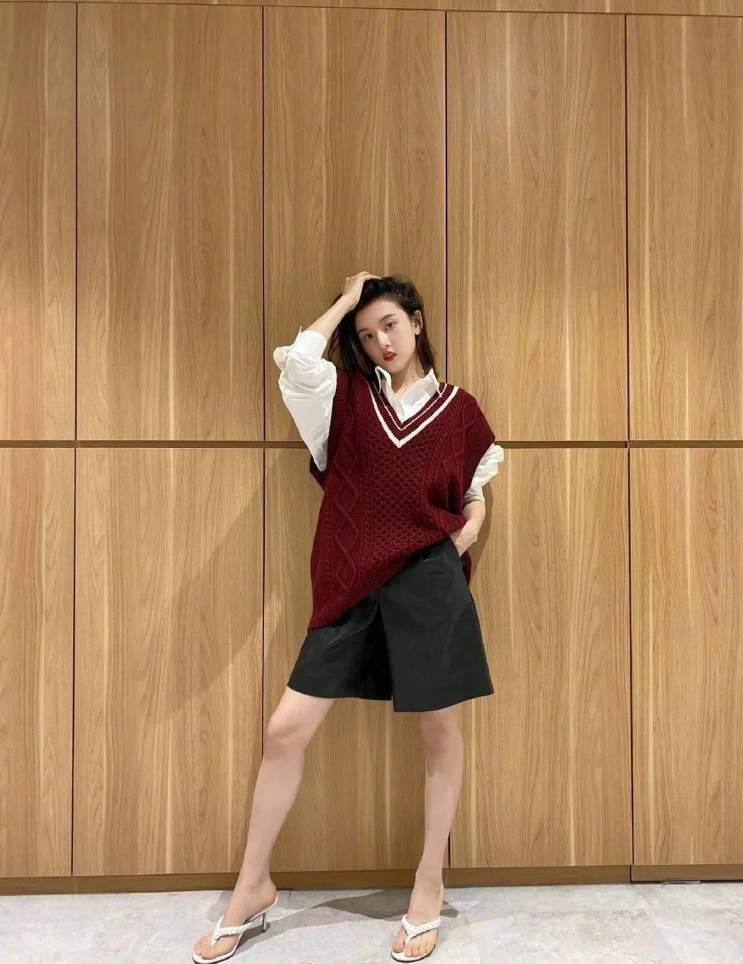 黑色 周雨彤白鹿的针织马甲也太上头了吧!赶紧学起来