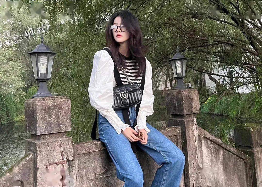 黑色 周雨彤白鹿的针织马甲也太上头了吧!赶紧学起来