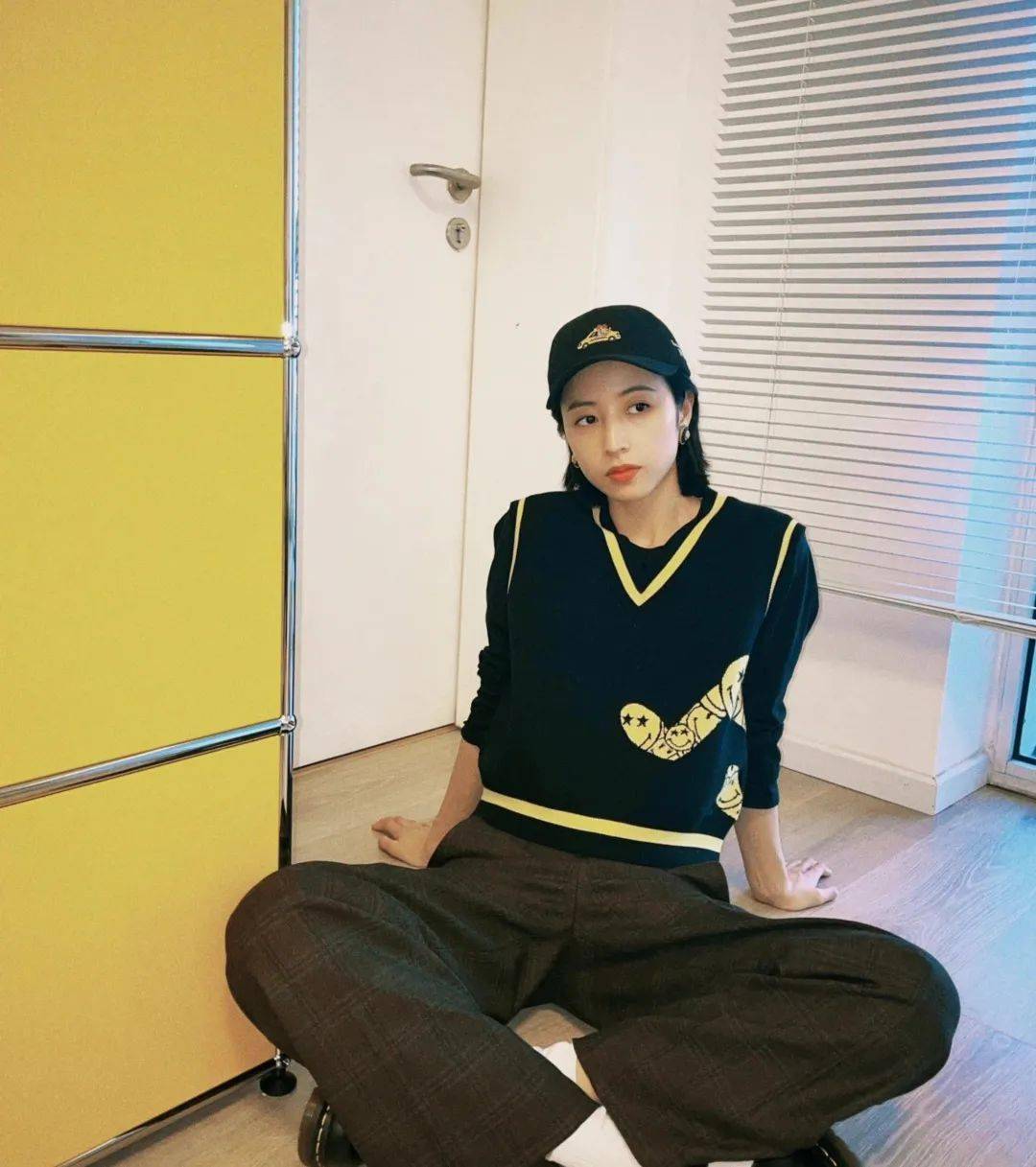 黑色 周雨彤白鹿的针织马甲也太上头了吧!赶紧学起来