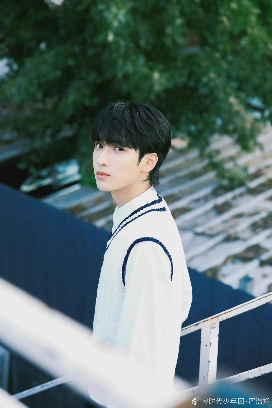 黑色 周雨彤白鹿的针织马甲也太上头了吧!赶紧学起来