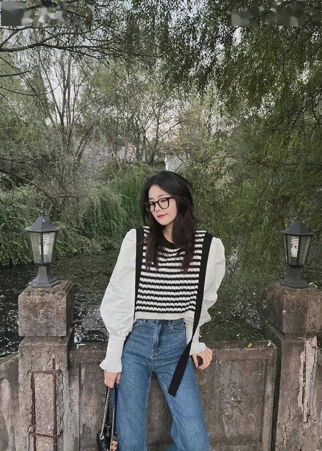 黑色 周雨彤白鹿的针织马甲也太上头了吧!赶紧学起来