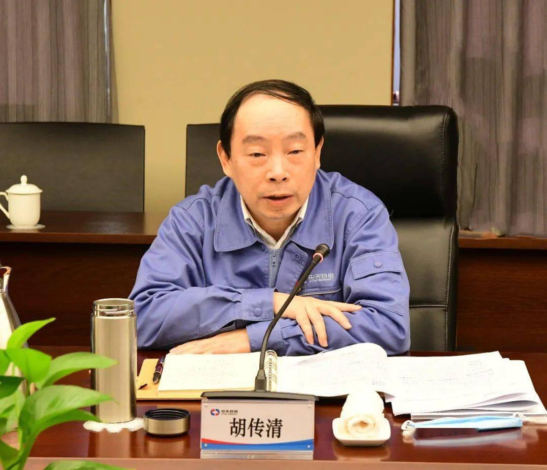 分公司总经理胡传清进行讲评,一是对本年度的培训