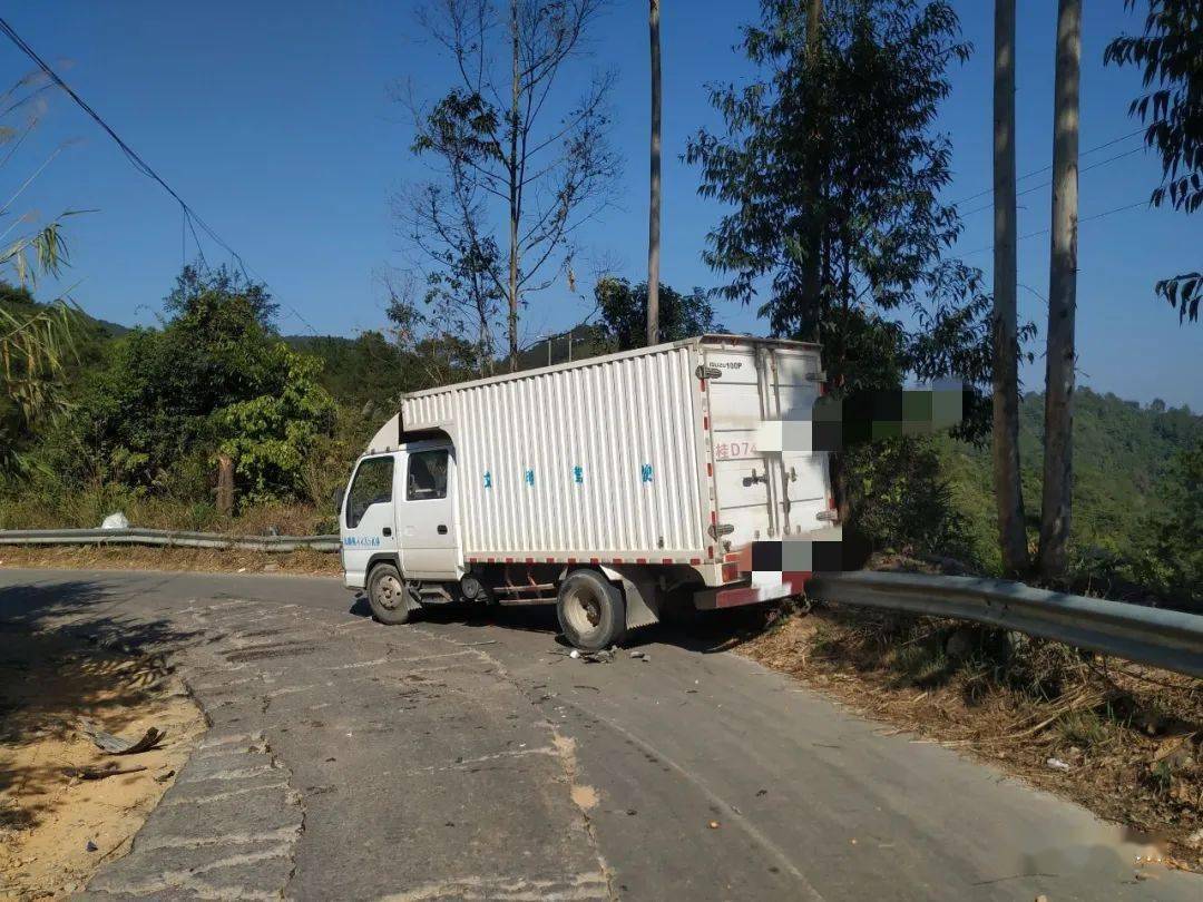 马江至北陀绕山公路发生一起交通事故,小车大灯保险杠水箱都撞烂.