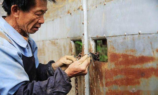 贵州守棺人:白天搬砖,晚上拿300元月薪,在洞穴看守567具棺材_刘朝先