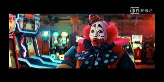 从剧头开始都挺蒙的,导演以小丑的角色开篇,挺有讽刺意味的,并且男主