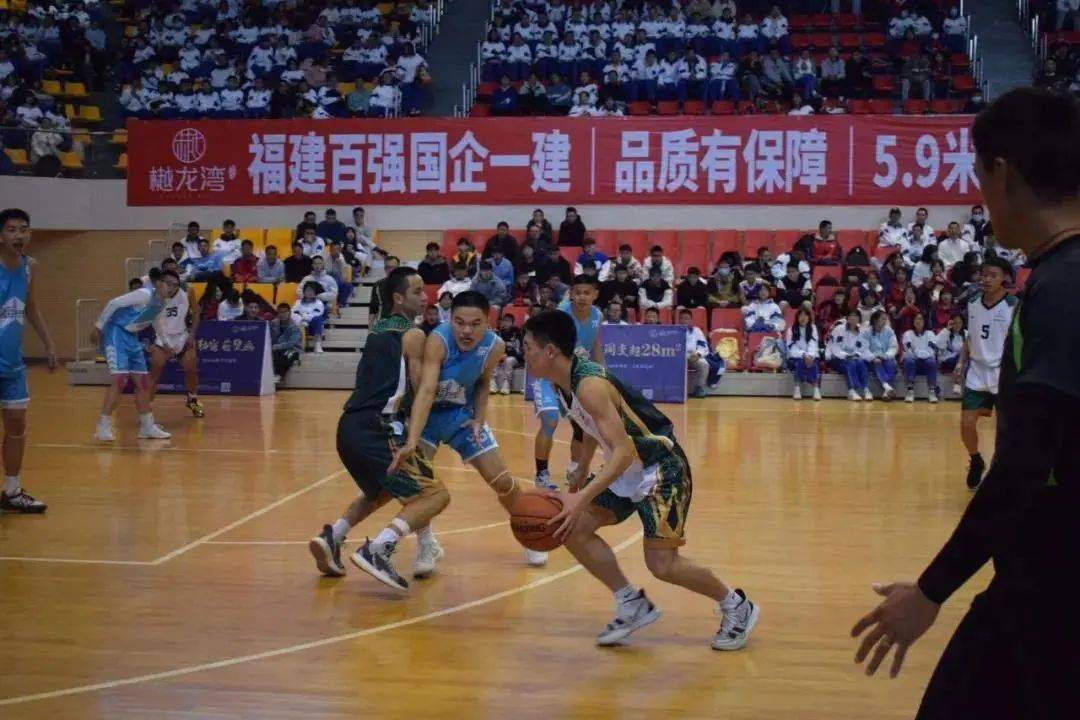 现场回放在开幕式,闭幕式上,县教育局党组书记涂建志致辞,副局长乐成