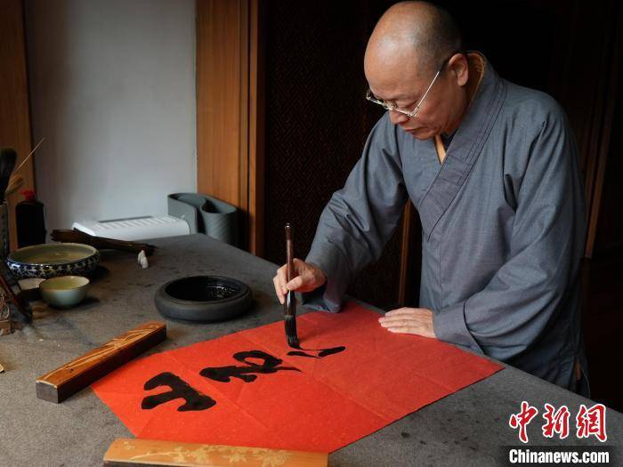 灵隐寺|古刹灵隐寺“山君祈福”年历开始印制 历经十八道工序基本全手工