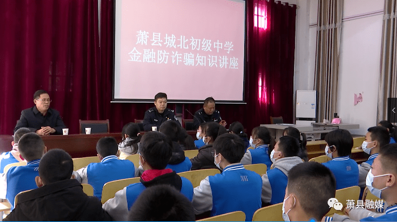 城北初级中学学生通过在课后服务课堂上进行书法练习,尽享书法之美,从