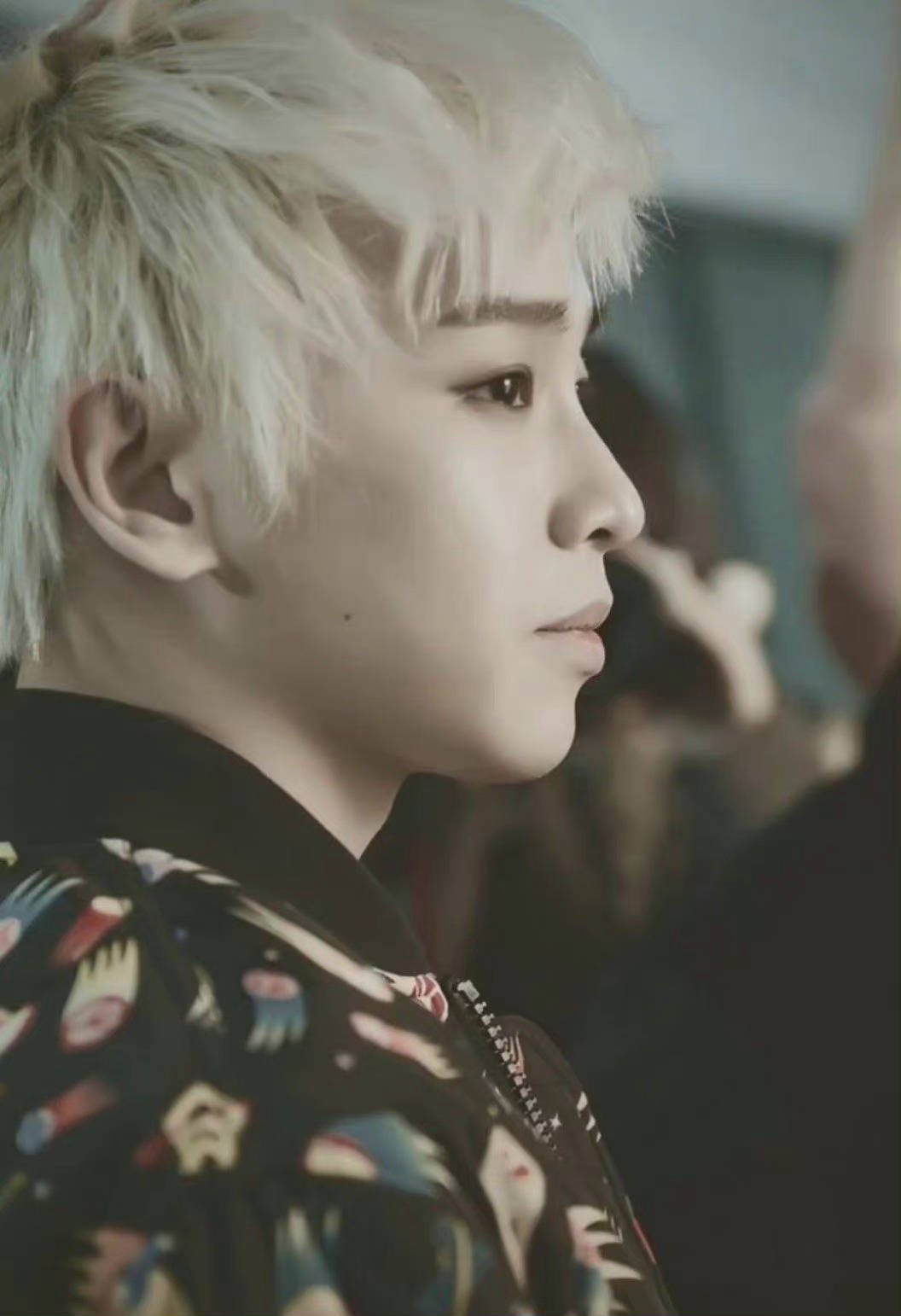 彭昱畅白发旧照烟熏妆白发酷飒十足