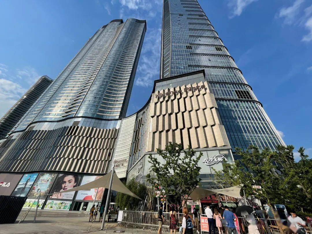 长沙海信广场总面积近13万㎡,地下一层,地上七层,面向湘江,致力于成就